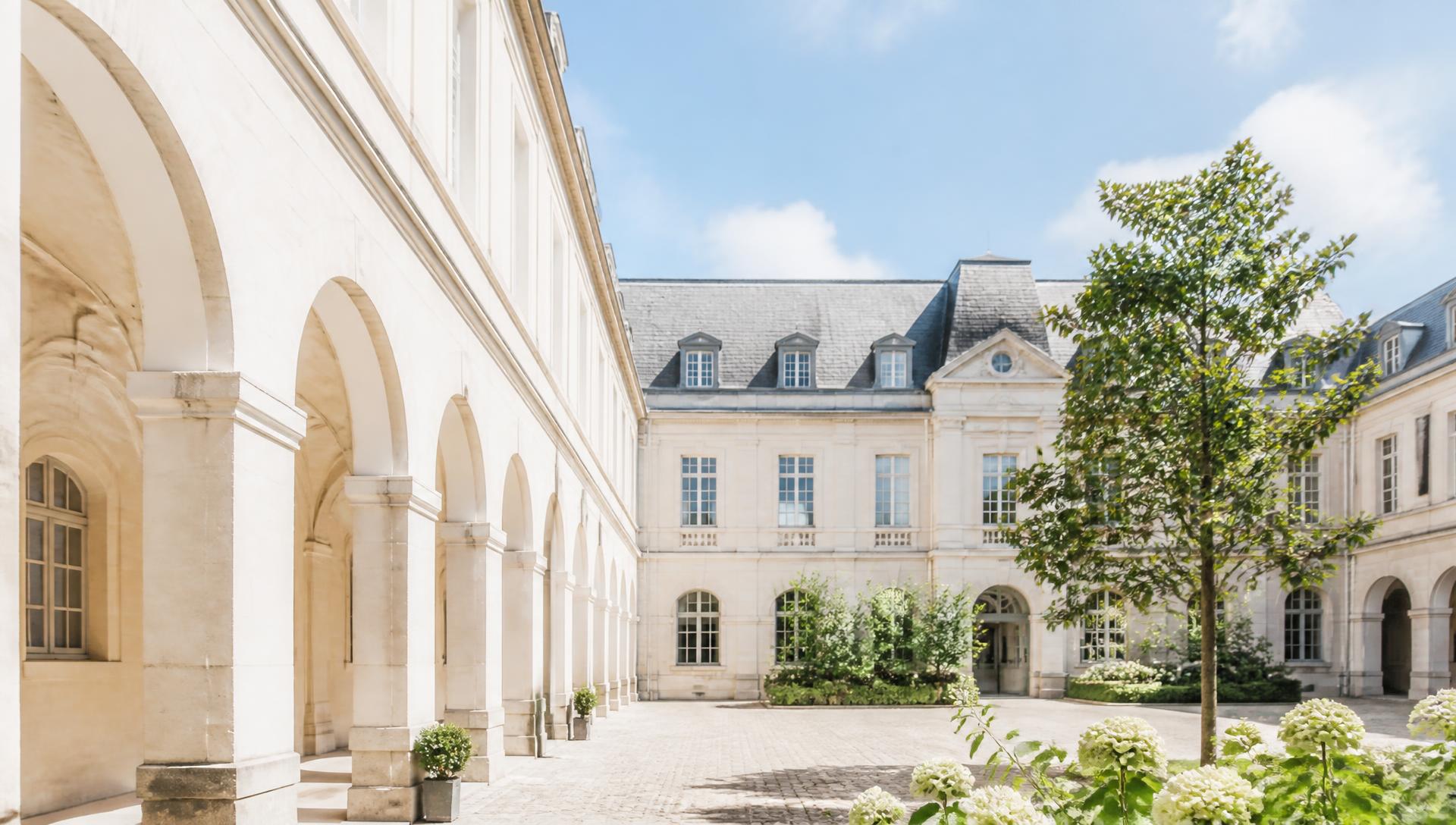 Cloître de pierre d'une institution historique